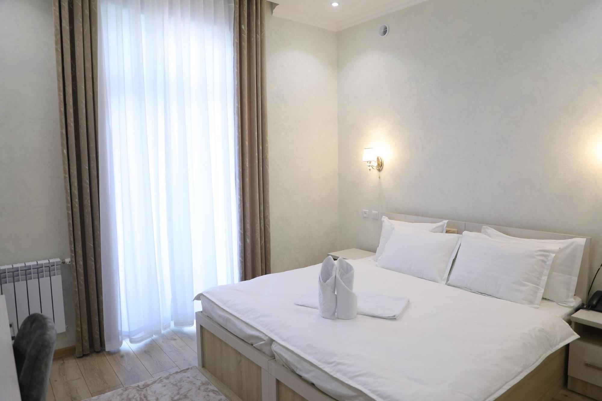 Status Hotel Qarshi Buitenkant foto