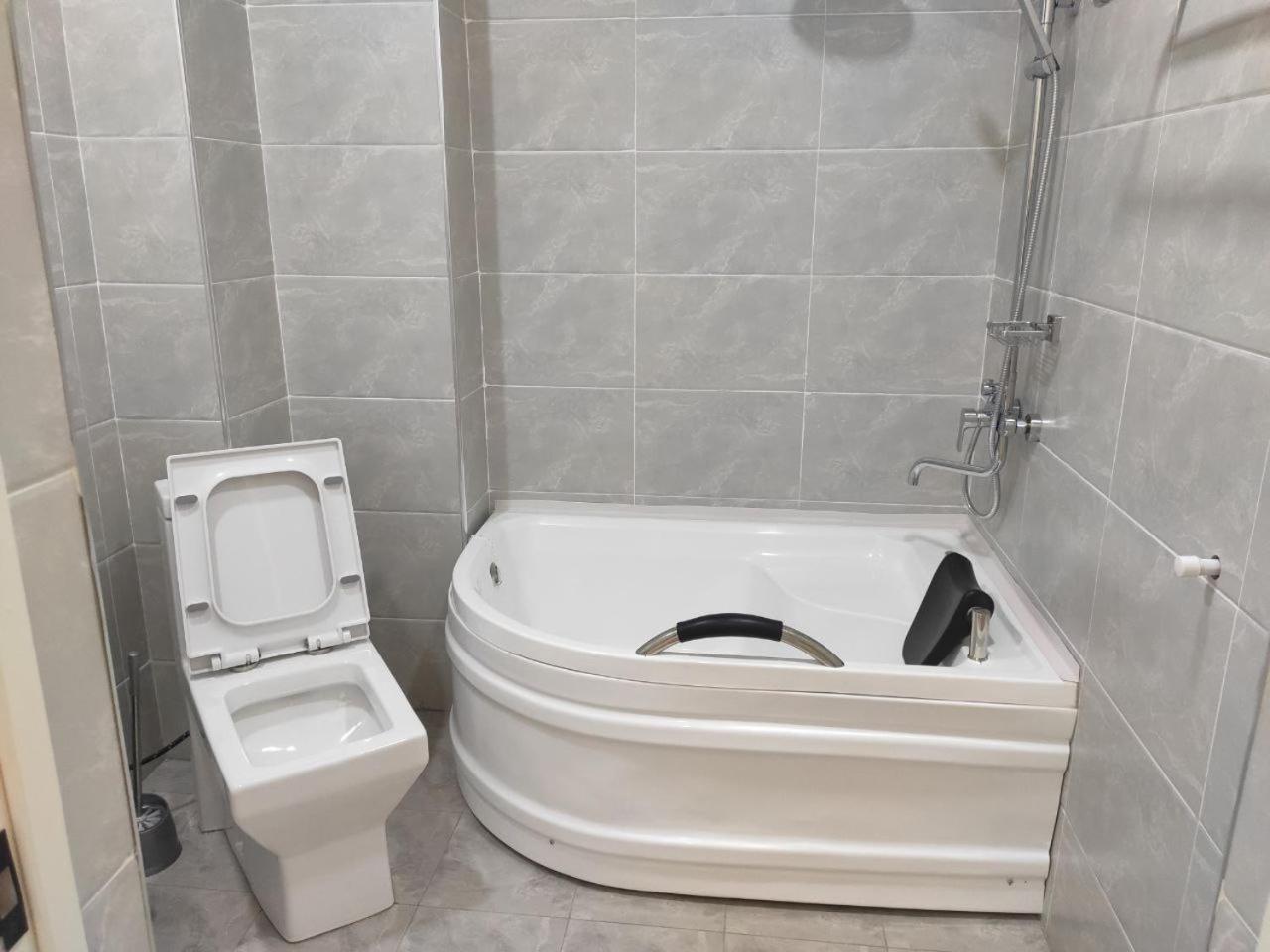 Status Hotel Qarshi Buitenkant foto