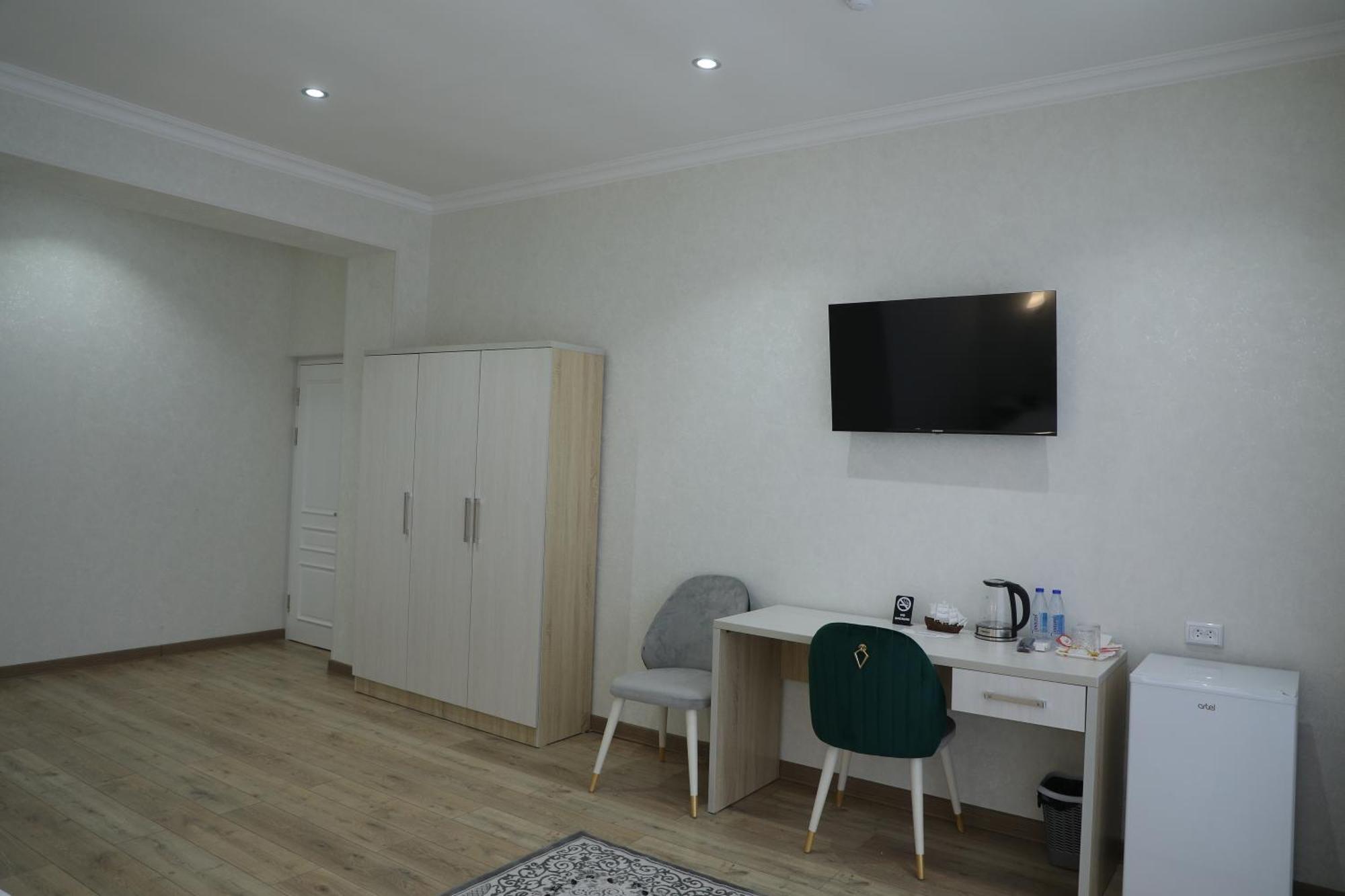 Status Hotel Qarshi Buitenkant foto