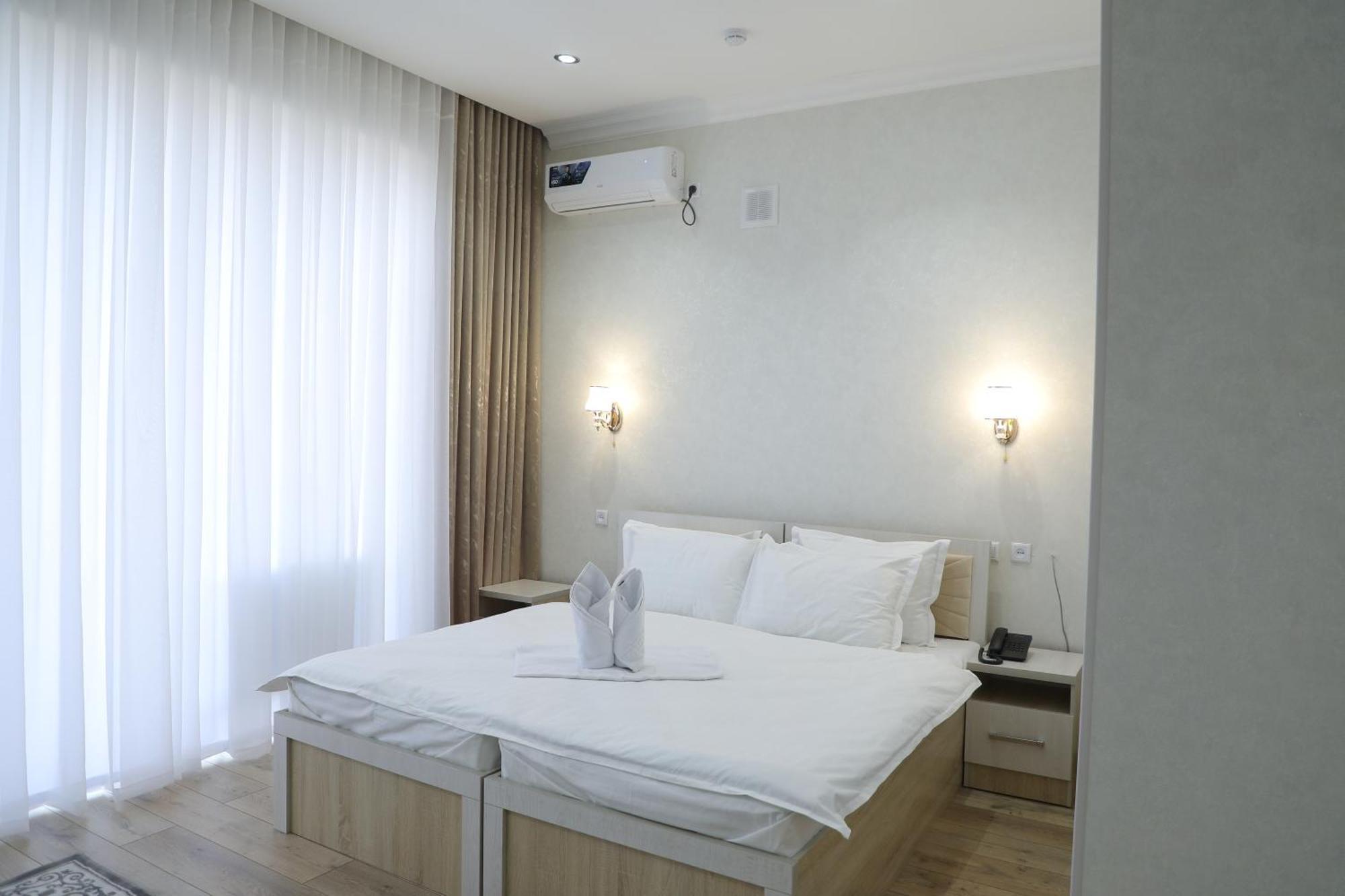 Status Hotel Qarshi Buitenkant foto