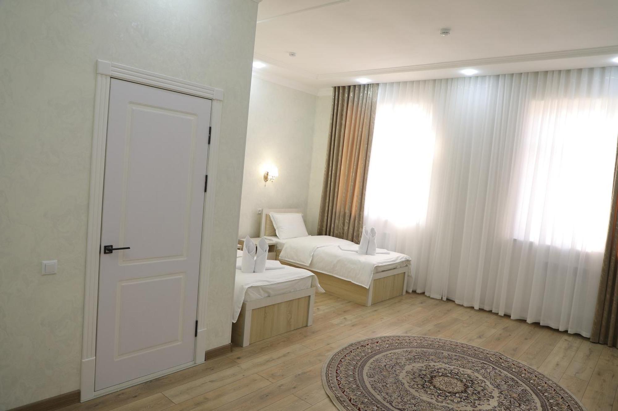 Status Hotel Qarshi Buitenkant foto