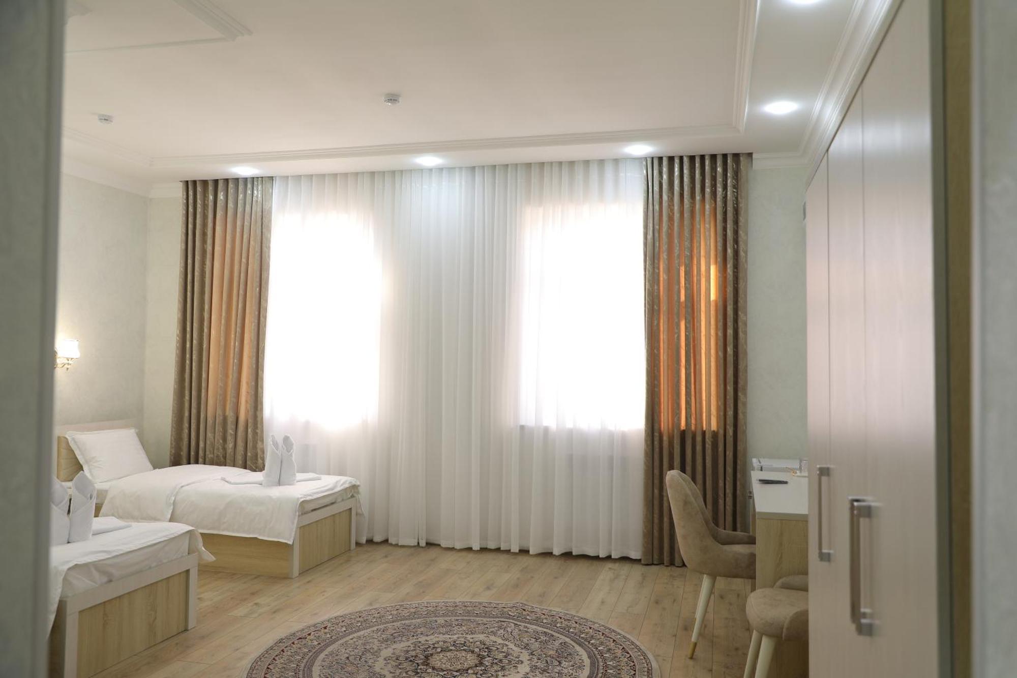 Status Hotel Qarshi Buitenkant foto