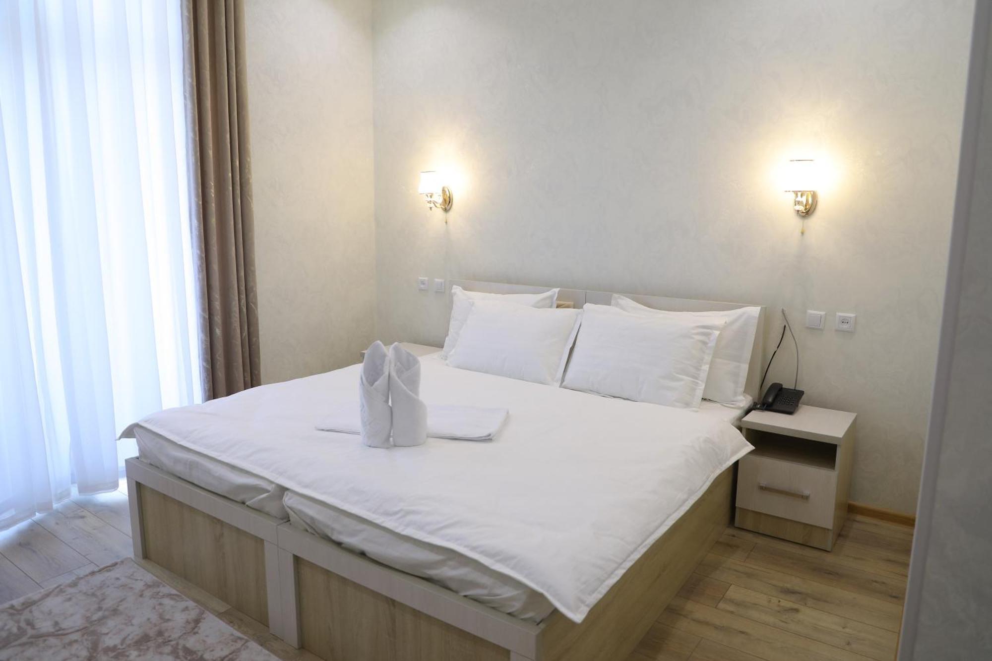 Status Hotel Qarshi Buitenkant foto